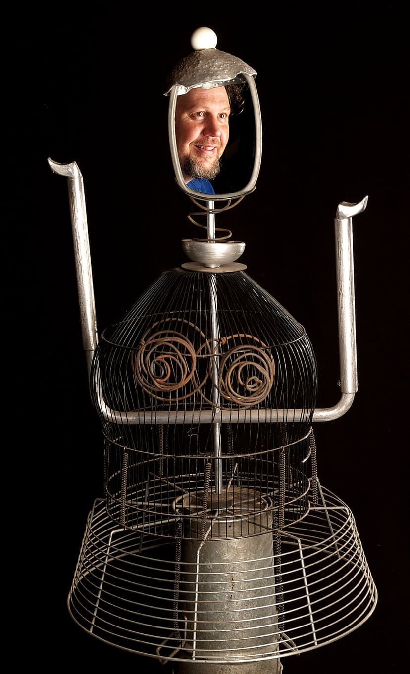 Portrait de Thierry Roy, artiste contemporain orcetois, devant une de ses sculptures en métal récupéré